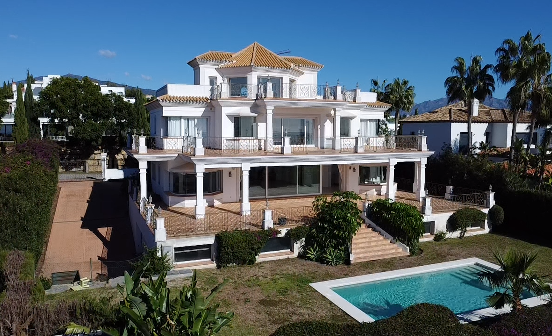 Exclusive Villa in Los Flamingos Golf with Classic Design and Resort-Style Amenities