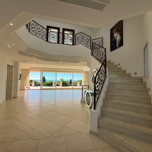 Villa exclusiva en Los Flamingos Golf con diseño clásico y comodidades de estilo resort