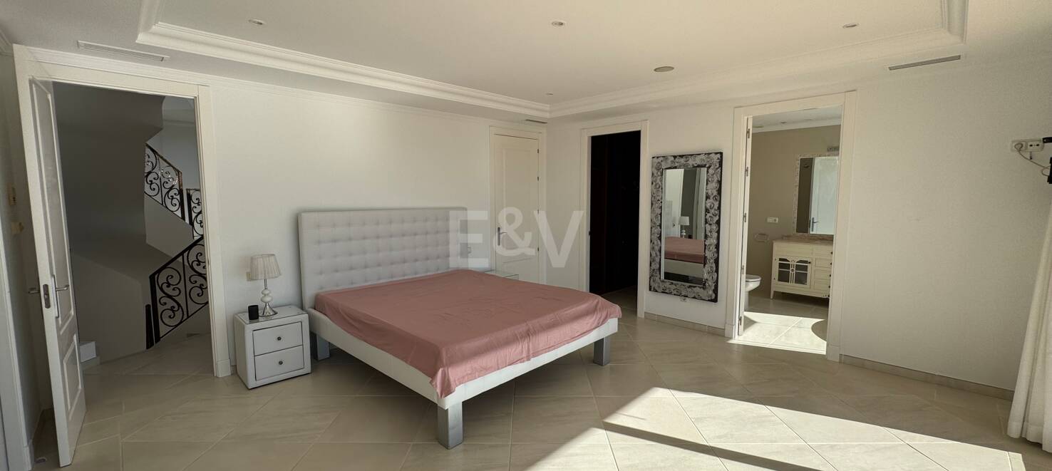 Exclusive Villa in Los Flamingos Golf with Classic Design and Resort-Style Amenities