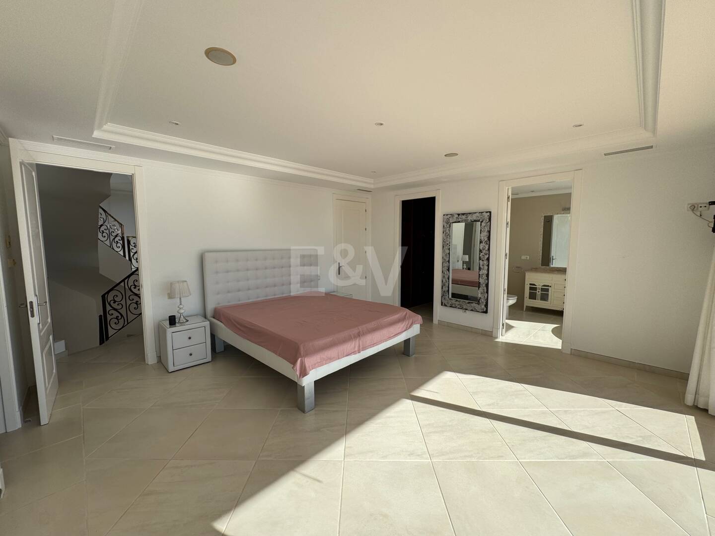 Villa exclusiva en Los Flamingos Golf con diseño clásico y comodidades de estilo resort