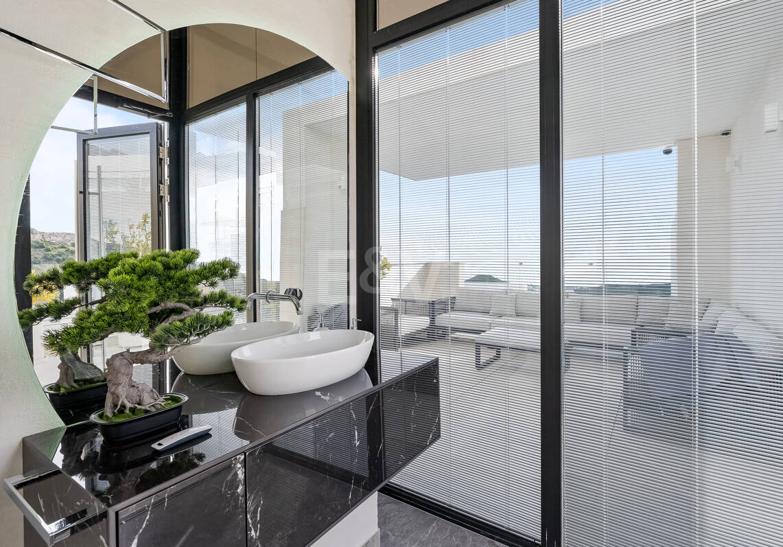 Exclusive South- Facing Penthouse w Palo Alto Marbella z widokiem na morze panoramiczne