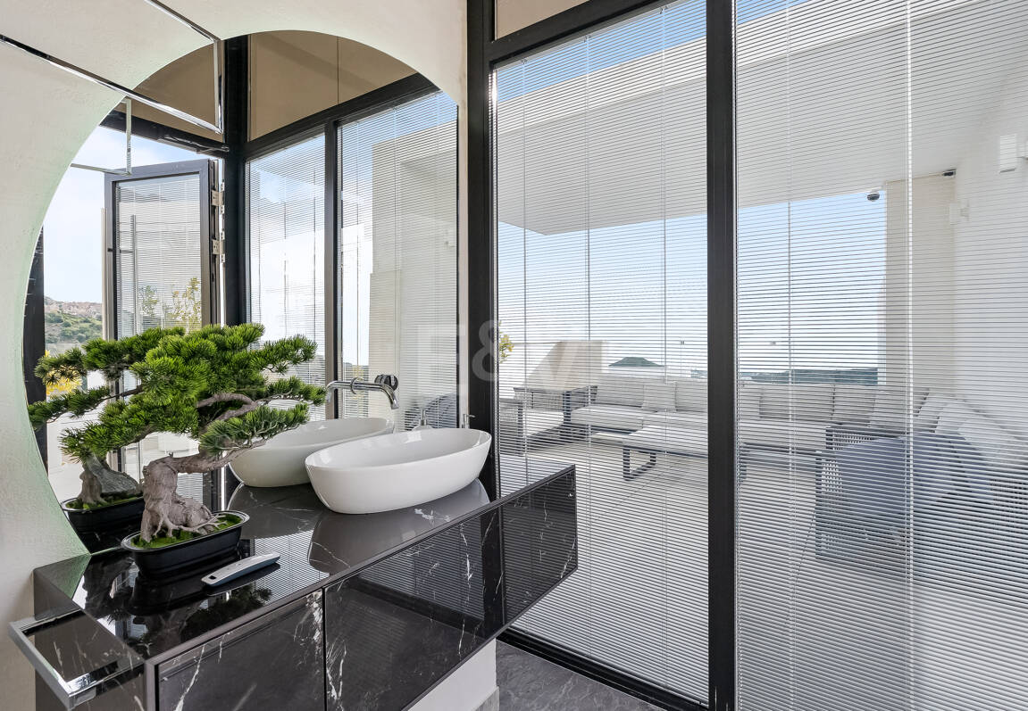 Exclusive South- Facing Penthouse w Palo Alto Marbella z widokiem na morze panoramiczne