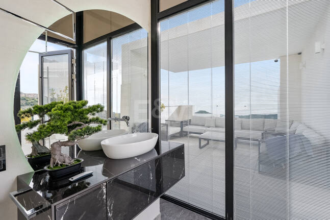 Exclusive South- Facing Penthouse w Palo Alto Marbella z widokiem na morze panoramiczne