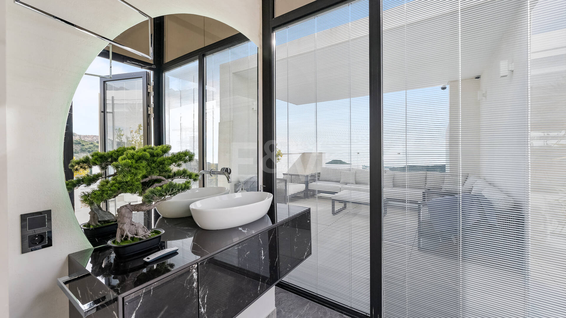 Exclusive South- Facing Penthouse w Palo Alto Marbella z widokiem na morze panoramiczne