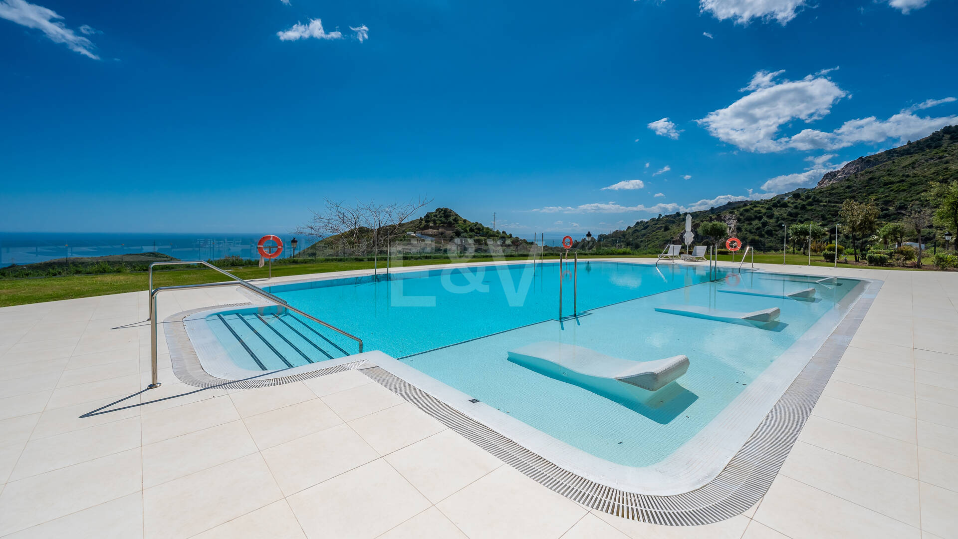 Exclusive South- Facing Penthouse w Palo Alto Marbella z widokiem na morze panoramiczne