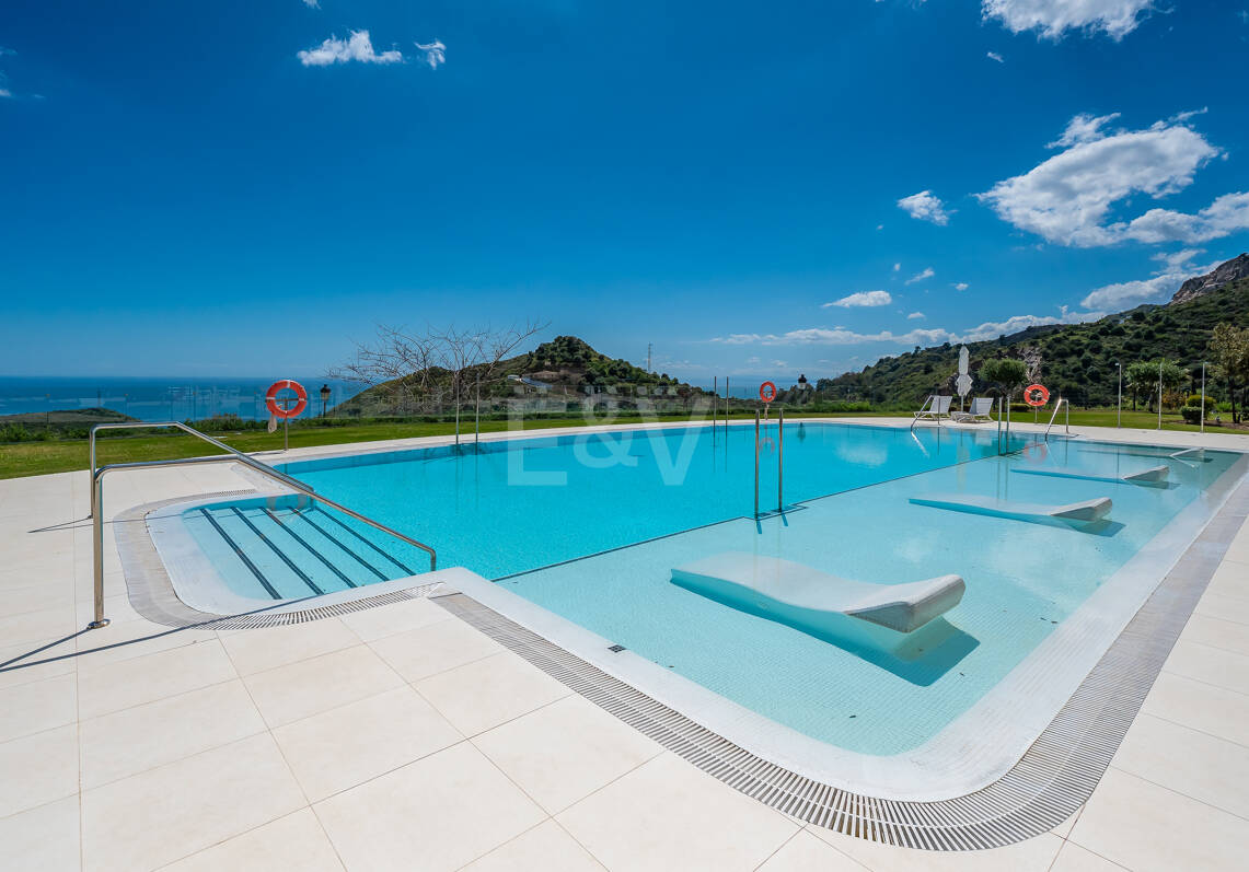 Exclusive South- Facing Penthouse w Palo Alto Marbella z widokiem na morze panoramiczne