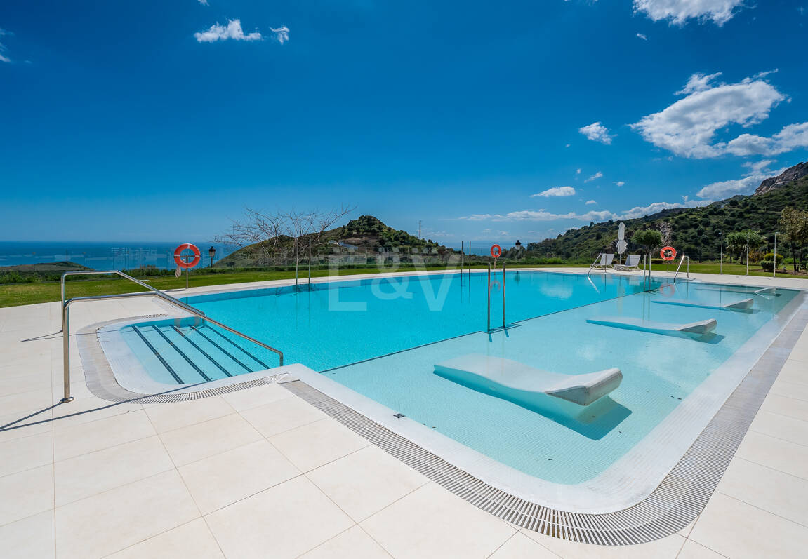 Exclusive South- Facing Penthouse w Palo Alto Marbella z widokiem na morze panoramiczne