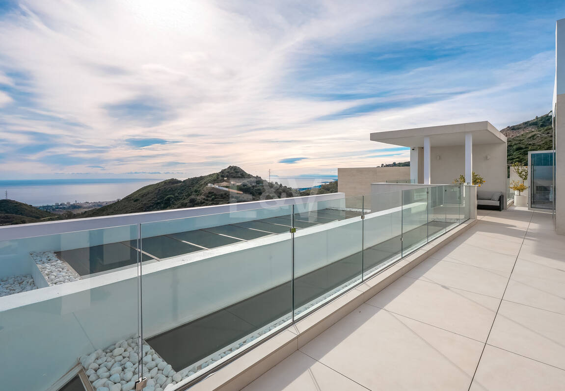 Exclusive South- Facing Penthouse w Palo Alto Marbella z widokiem na morze panoramiczne