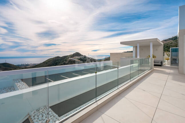 Exclusive South- Facing Penthouse w Palo Alto Marbella z widokiem na morze panoramiczne
