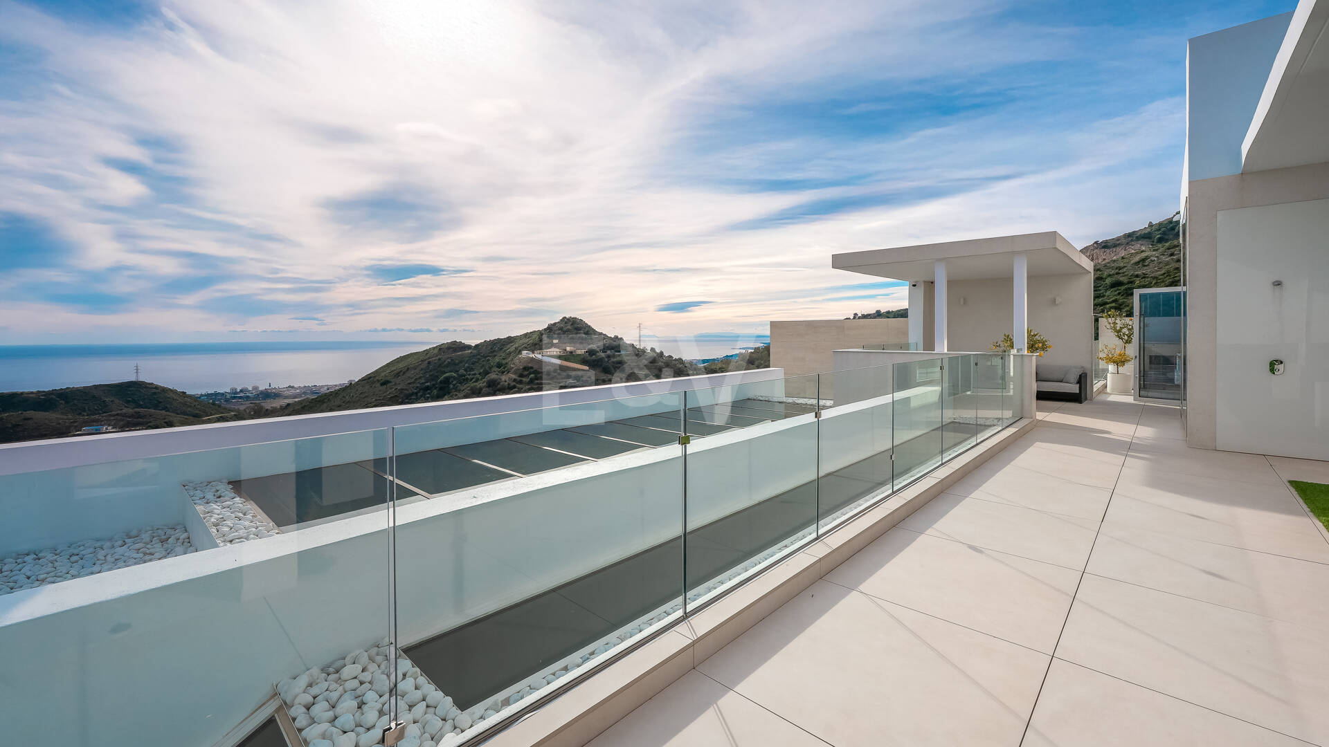 Exclusive South- Facing Penthouse w Palo Alto Marbella z widokiem na morze panoramiczne