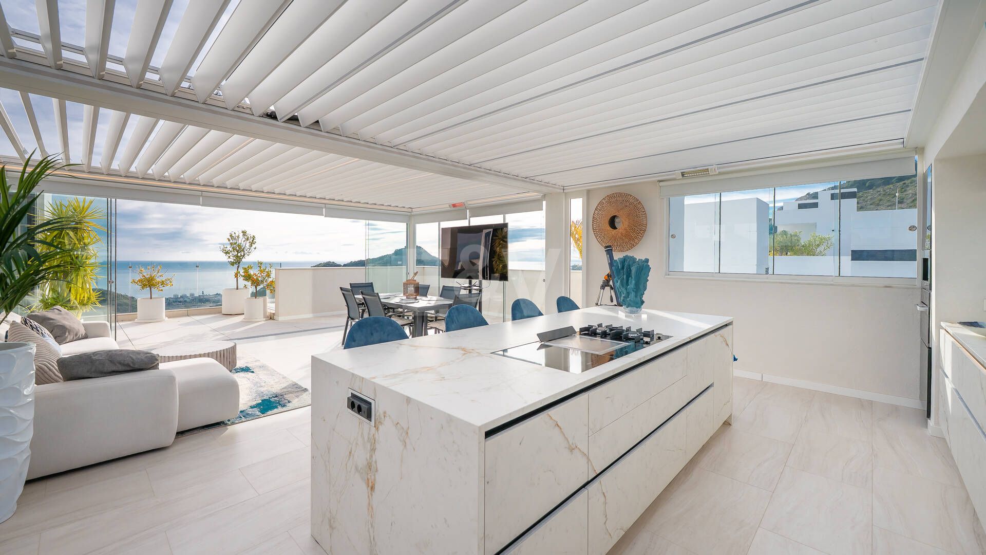 Exclusive South- Facing Penthouse w Palo Alto Marbella z widokiem na morze panoramiczne