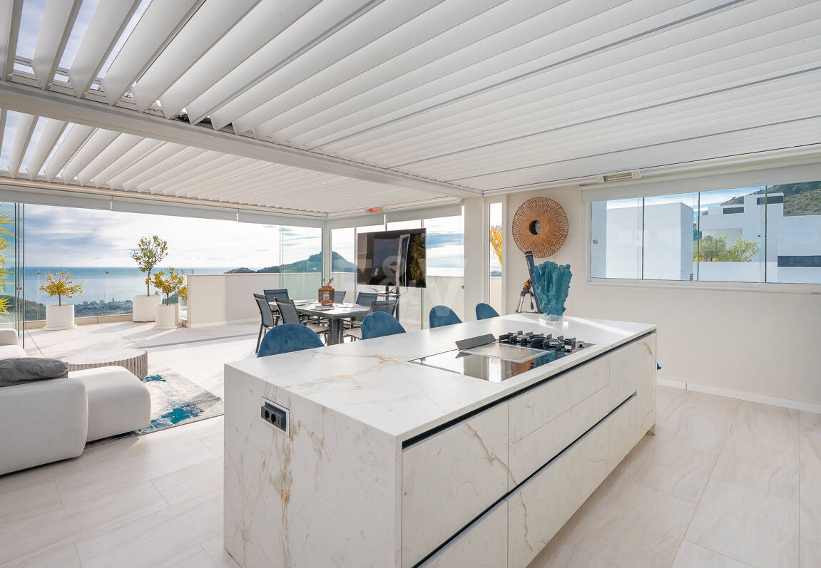 Exclusive South- Facing Penthouse w Palo Alto Marbella z widokiem na morze panoramiczne