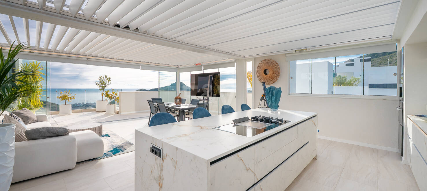 Exklusives, südlich ausgerichtetes Penthouse in Palo Alto Marbella mit Panoramablick auf das Meer