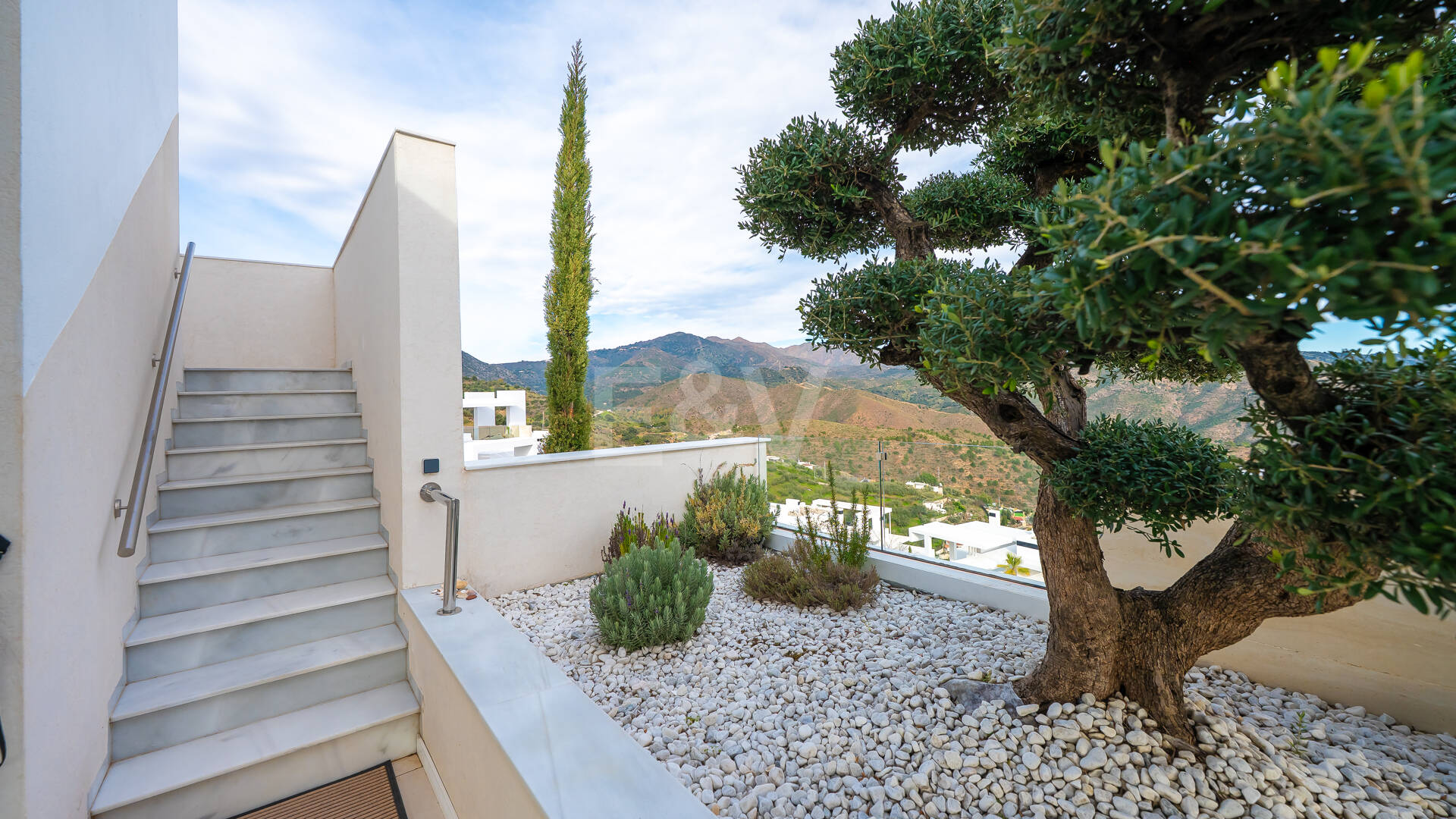 Exclusive South- Facing Penthouse w Palo Alto Marbella z widokiem na morze panoramiczne