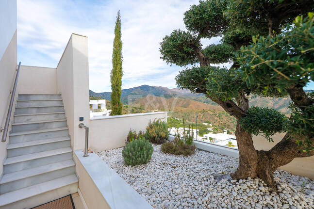 Exclusive South- Facing Penthouse w Palo Alto Marbella z widokiem na morze panoramiczne