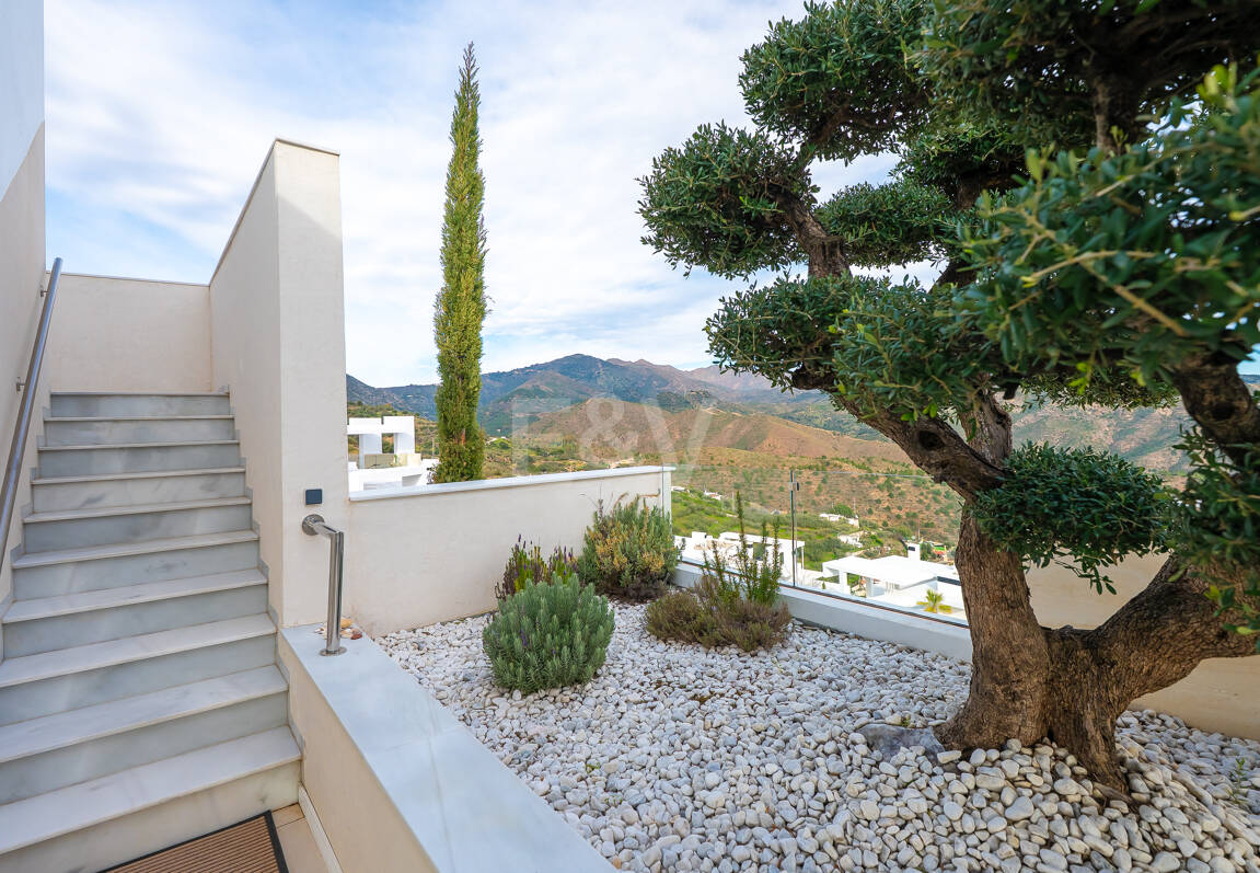 Exclusive South- Facing Penthouse w Palo Alto Marbella z widokiem na morze panoramiczne