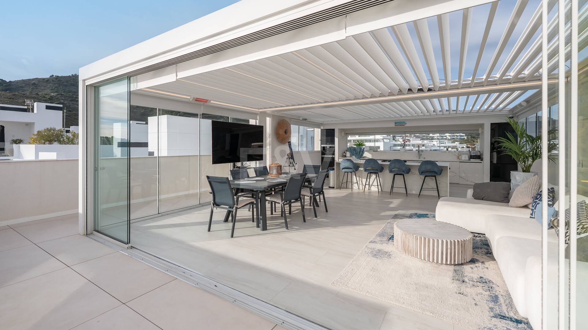 Exclusive South- Facing Penthouse w Palo Alto Marbella z widokiem na morze panoramiczne