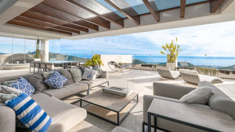 Ático exclusivo orientado al sur en Palo Alto Marbella con vistas panorámicas al mar