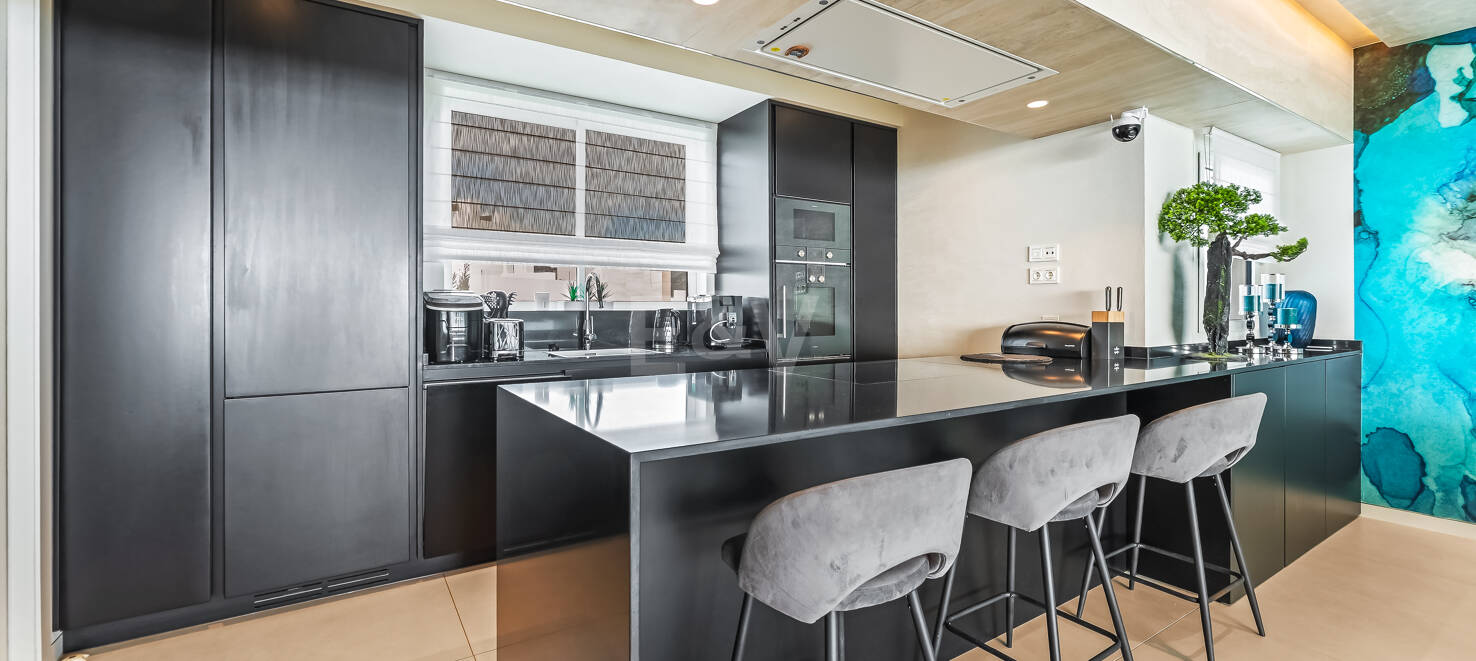 Exklusives, südlich ausgerichtetes Penthouse in Palo Alto Marbella mit Panoramablick auf das Meer