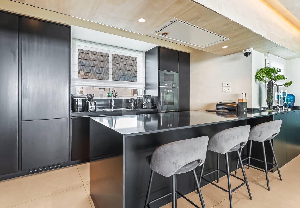 Exclusive South- Facing Penthouse w Palo Alto Marbella z widokiem na morze panoramiczne