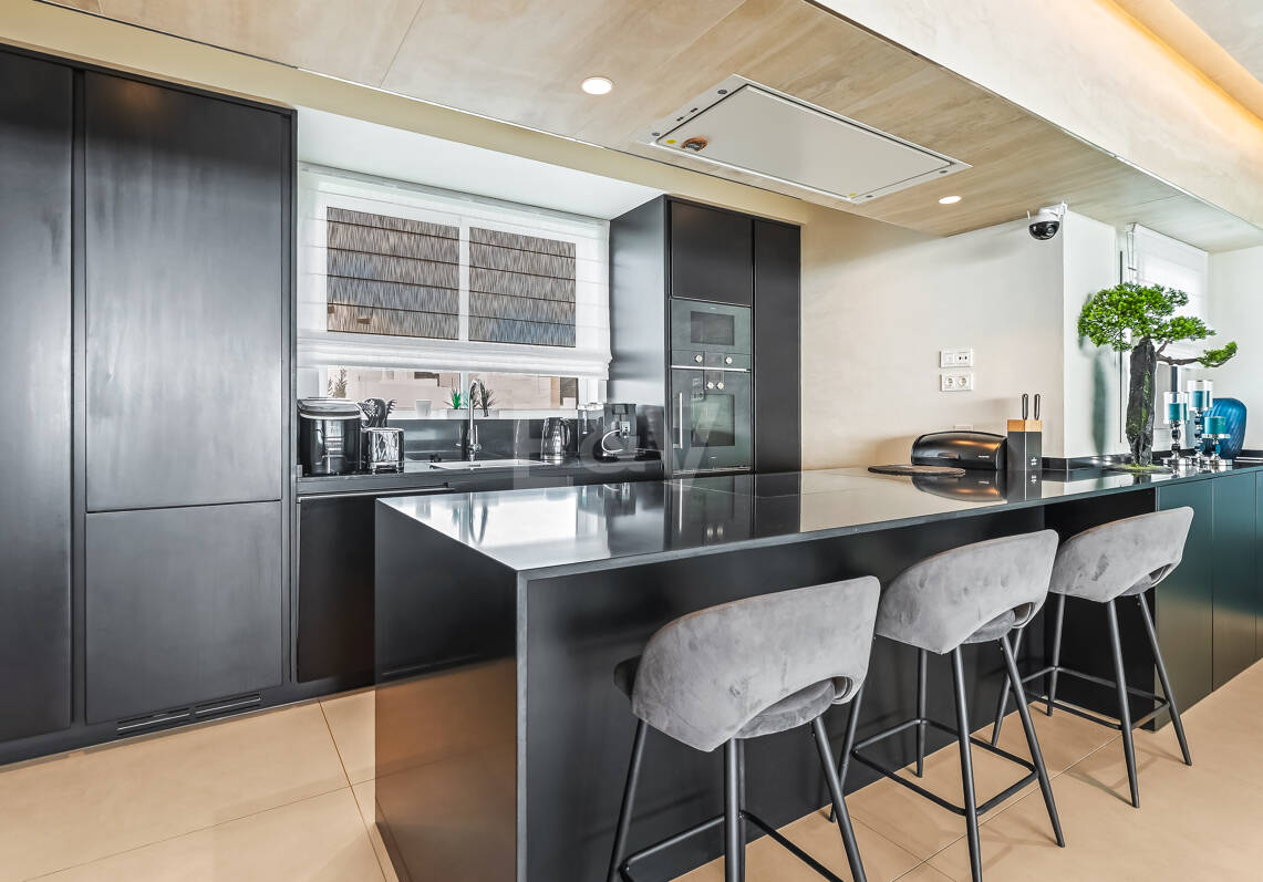 Exclusive South- Facing Penthouse w Palo Alto Marbella z widokiem na morze panoramiczne