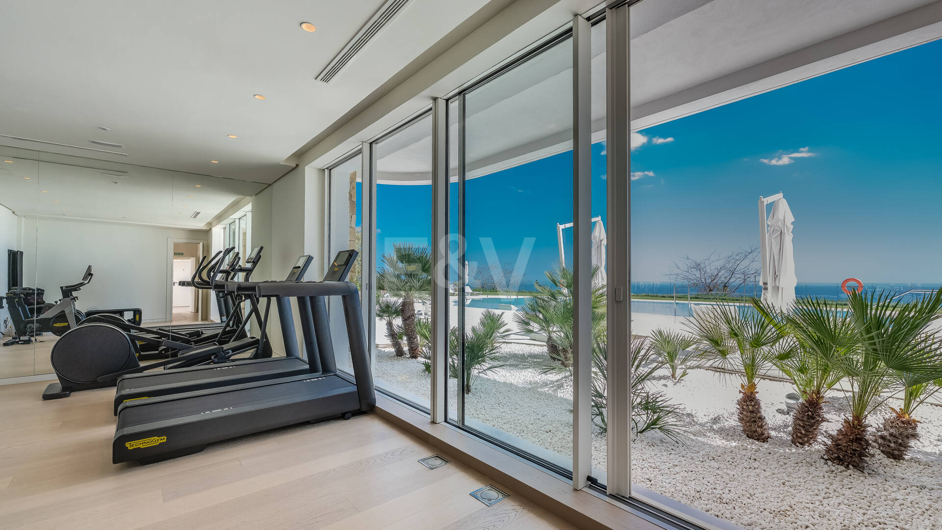 Exclusive South- Facing Penthouse w Palo Alto Marbella z widokiem na morze panoramiczne