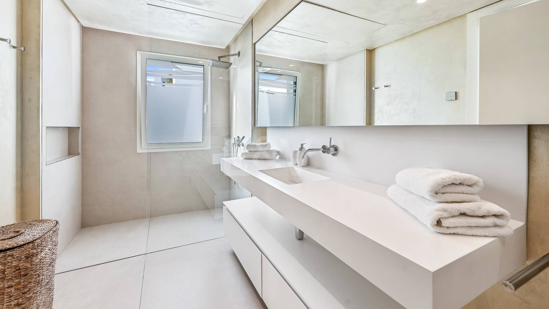 Exclusive South- Facing Penthouse w Palo Alto Marbella z widokiem na morze panoramiczne