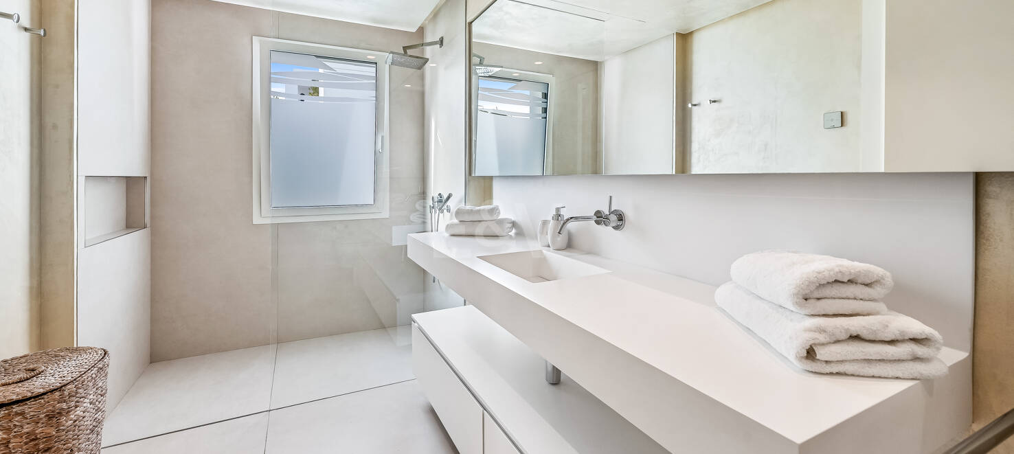 Exklusives, südlich ausgerichtetes Penthouse in Palo Alto Marbella mit Panoramablick auf das Meer