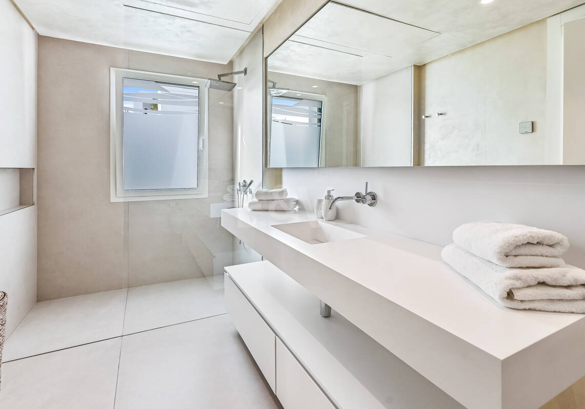 Exclusive South- Facing Penthouse w Palo Alto Marbella z widokiem na morze panoramiczne