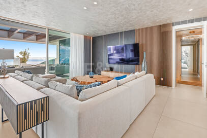Exclusive South- Facing Penthouse w Palo Alto Marbella z widokiem na morze panoramiczne