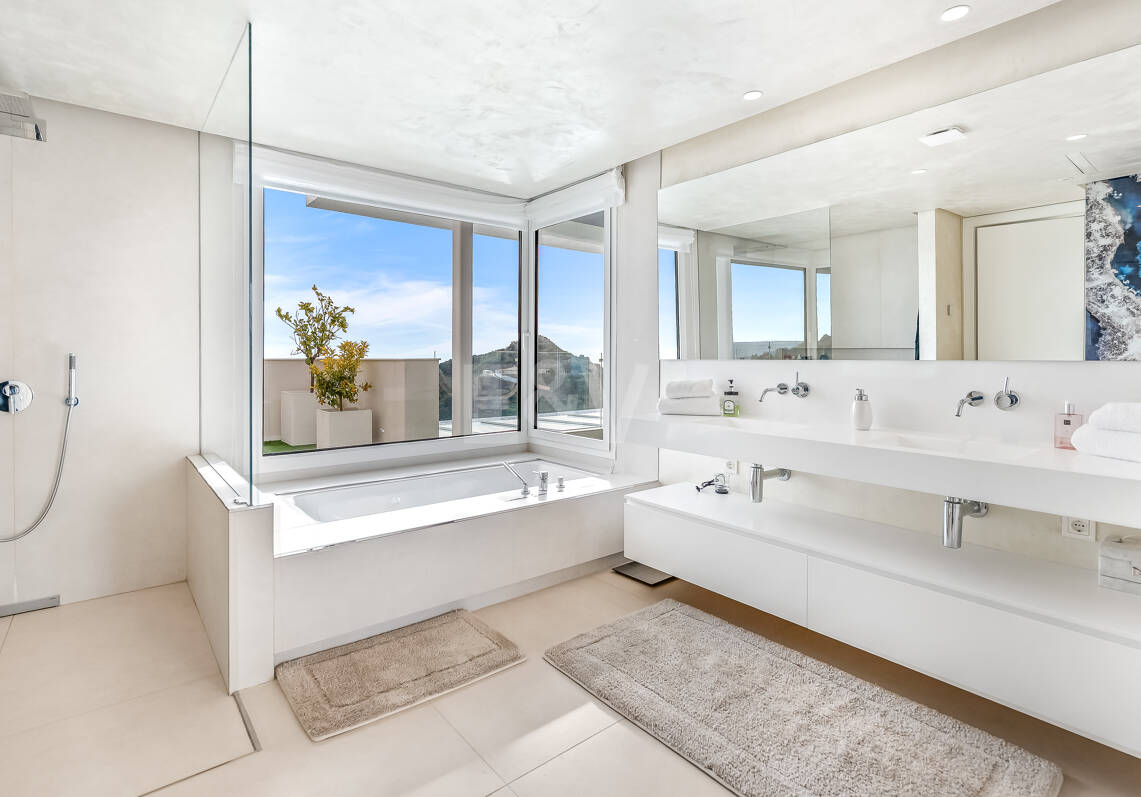 Exclusive South- Facing Penthouse w Palo Alto Marbella z widokiem na morze panoramiczne