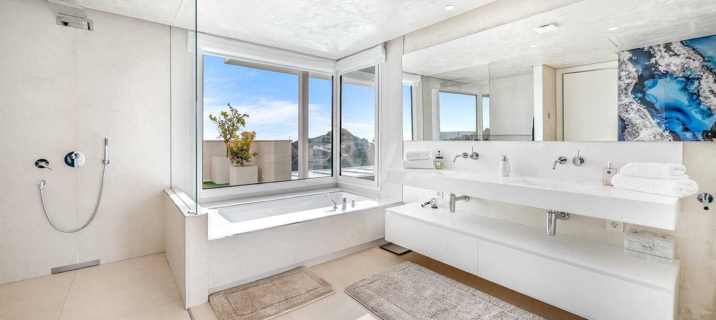 Exklusives, südlich ausgerichtetes Penthouse in Palo Alto Marbella mit Panoramablick auf das Meer