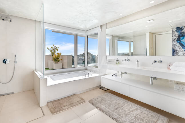 Exclusive South- Facing Penthouse w Palo Alto Marbella z widokiem na morze panoramiczne