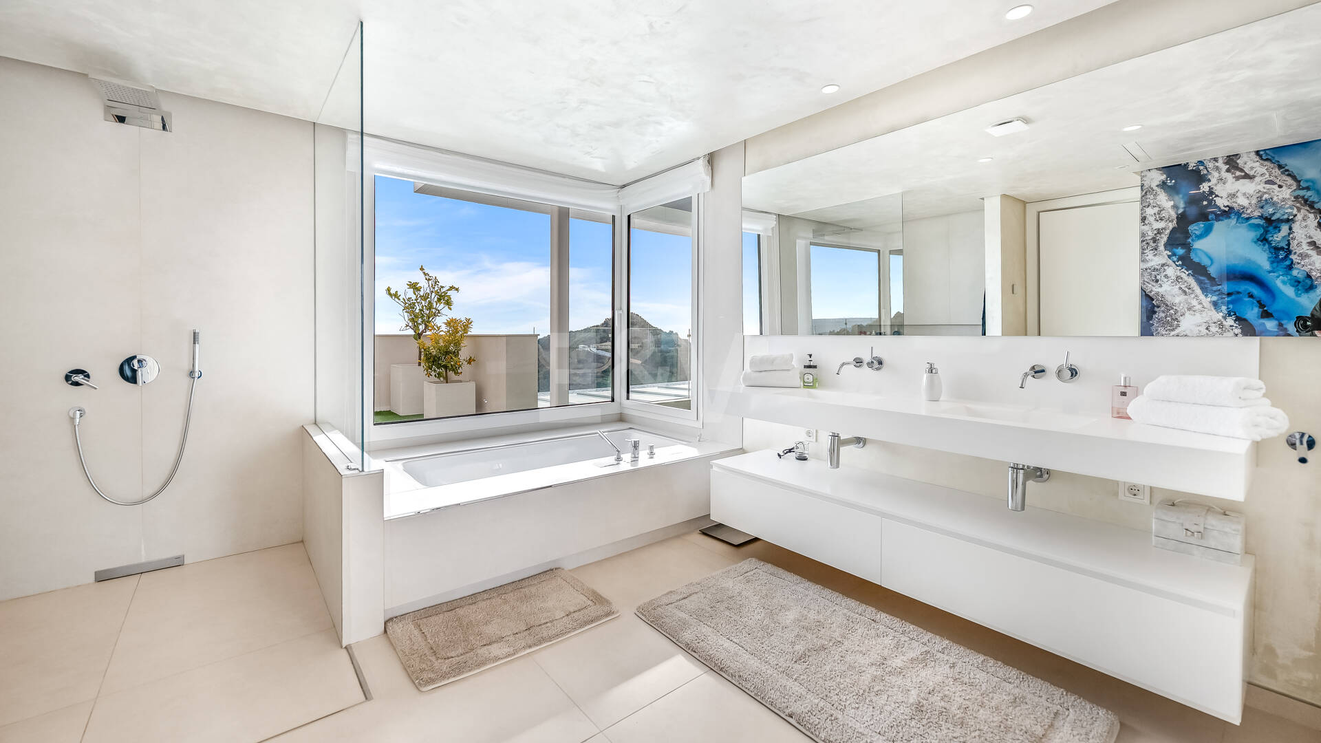 Exclusive South- Facing Penthouse w Palo Alto Marbella z widokiem na morze panoramiczne