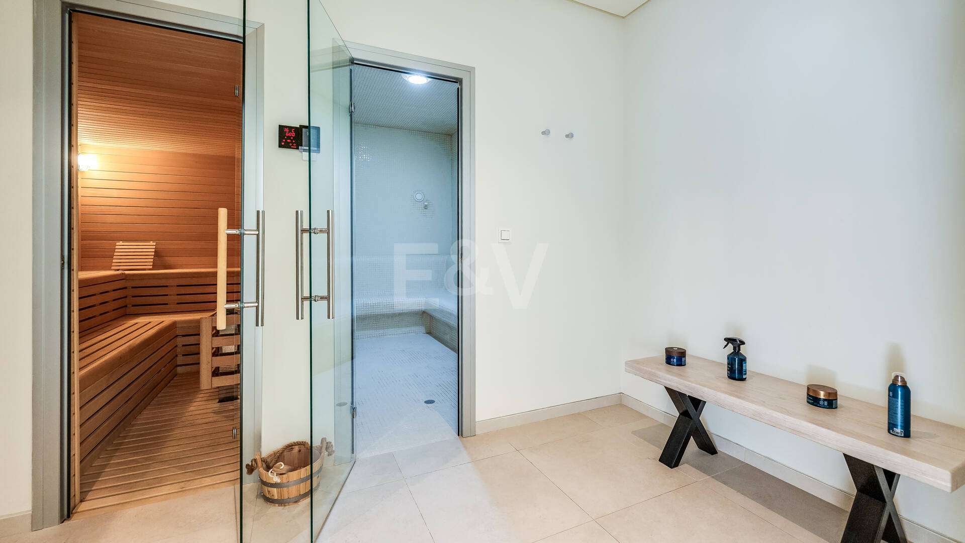 Exclusive South- Facing Penthouse w Palo Alto Marbella z widokiem na morze panoramiczne