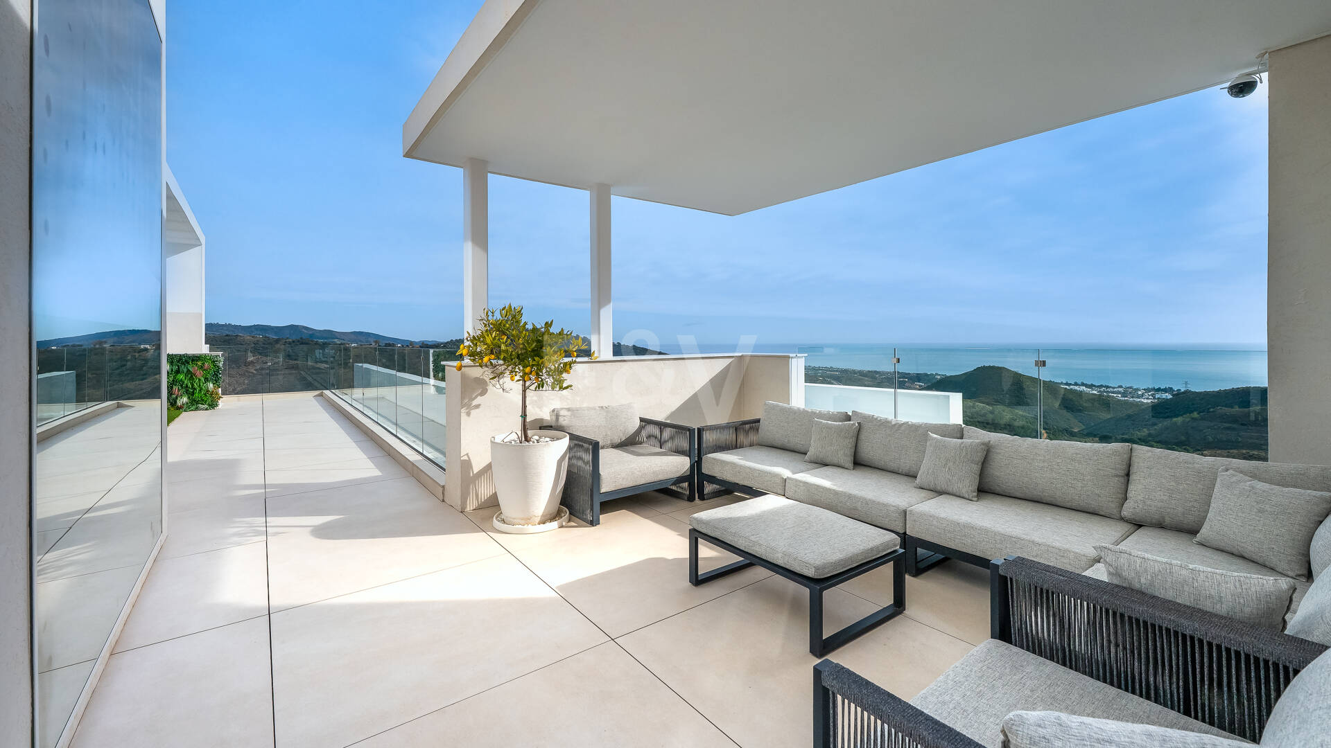 Exclusive South- Facing Penthouse w Palo Alto Marbella z widokiem na morze panoramiczne