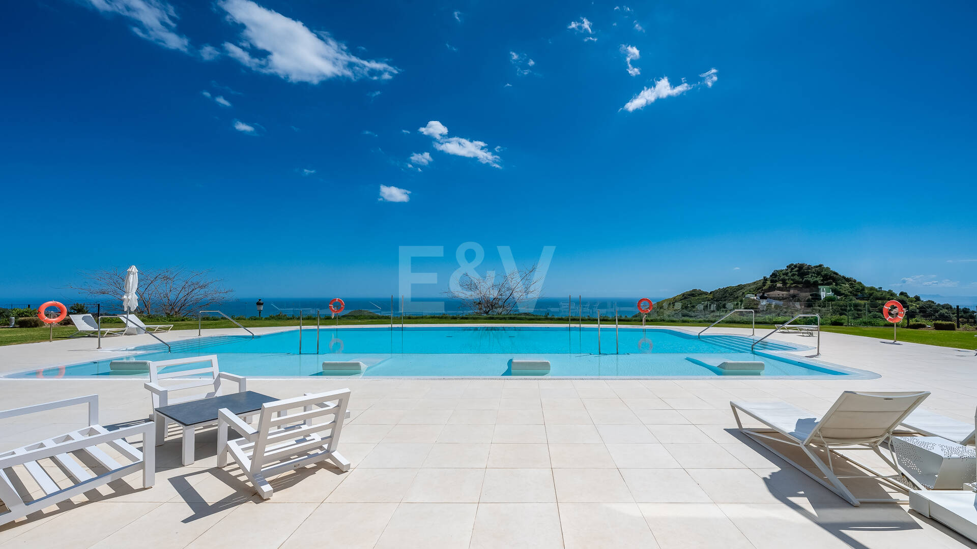 Exclusive South- Facing Penthouse w Palo Alto Marbella z widokiem na morze panoramiczne