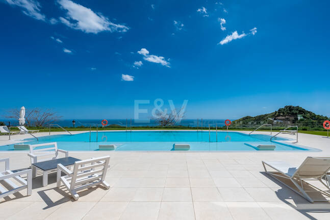 Exclusive South- Facing Penthouse w Palo Alto Marbella z widokiem na morze panoramiczne