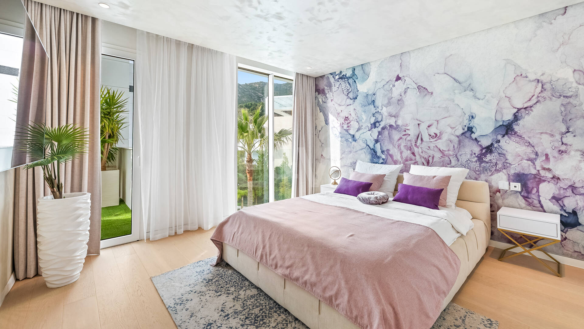 Exclusive South- Facing Penthouse w Palo Alto Marbella z widokiem na morze panoramiczne