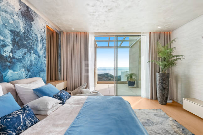 Exclusive South- Facing Penthouse w Palo Alto Marbella z widokiem na morze panoramiczne