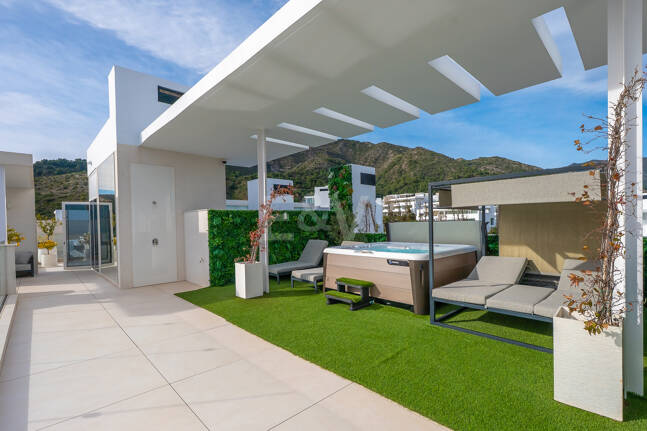 Exclusive South- Facing Penthouse w Palo Alto Marbella z widokiem na morze panoramiczne