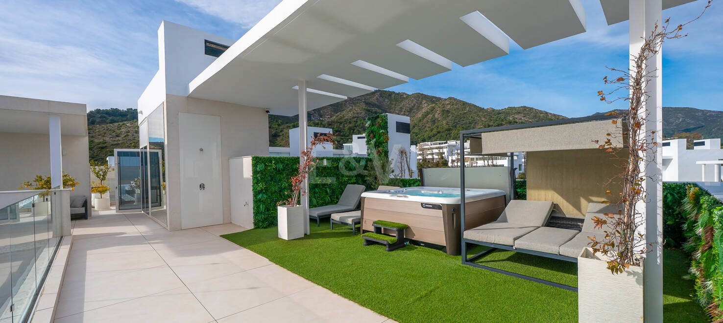 Exklusives, südlich ausgerichtetes Penthouse in Palo Alto Marbella mit Panoramablick auf das Meer