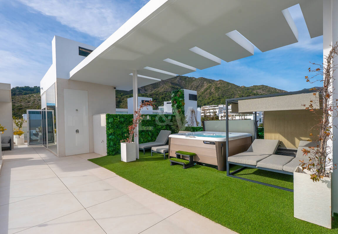 Exclusive South- Facing Penthouse w Palo Alto Marbella z widokiem na morze panoramiczne
