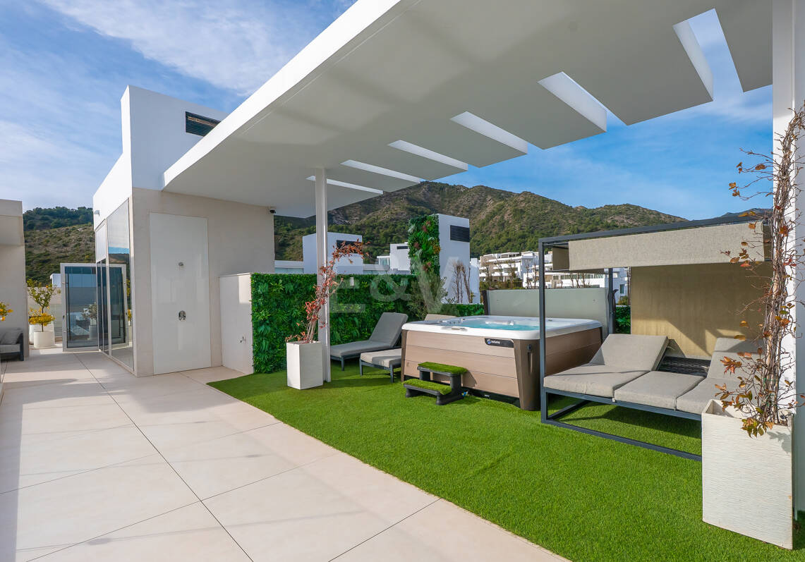 Exclusive South- Facing Penthouse w Palo Alto Marbella z widokiem na morze panoramiczne