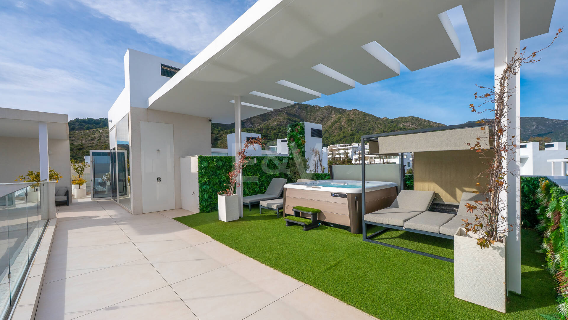 Exclusive South- Facing Penthouse w Palo Alto Marbella z widokiem na morze panoramiczne