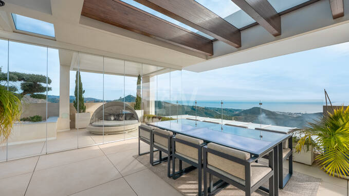 Ático exclusivo orientado al sur en Palo Alto Marbella con vistas panorámicas al mar