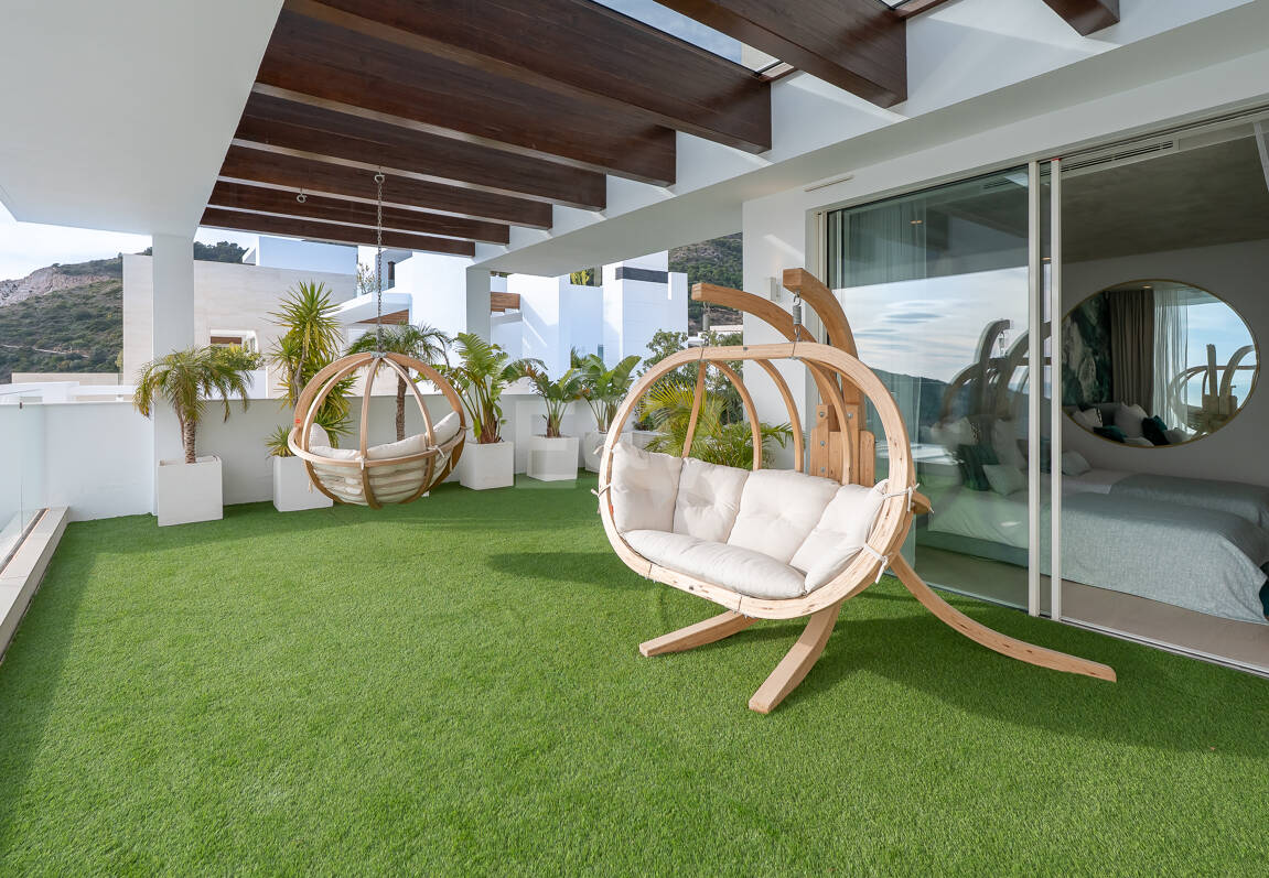 Exclusive South- Facing Penthouse w Palo Alto Marbella z widokiem na morze panoramiczne