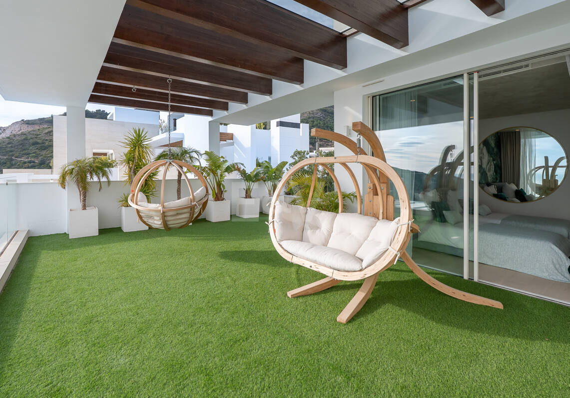 Exclusive South- Facing Penthouse w Palo Alto Marbella z widokiem na morze panoramiczne