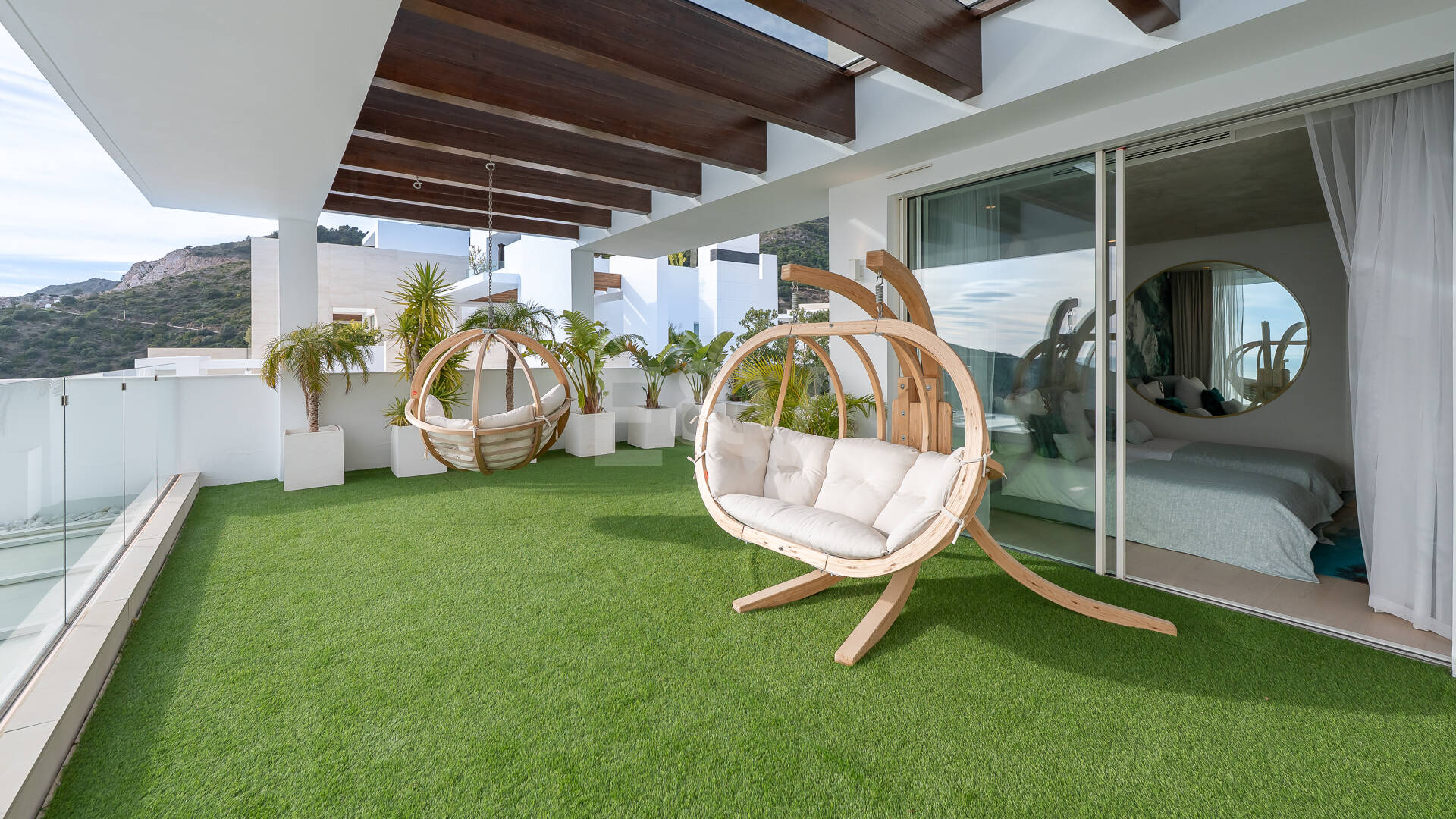 Exclusive South- Facing Penthouse w Palo Alto Marbella z widokiem na morze panoramiczne