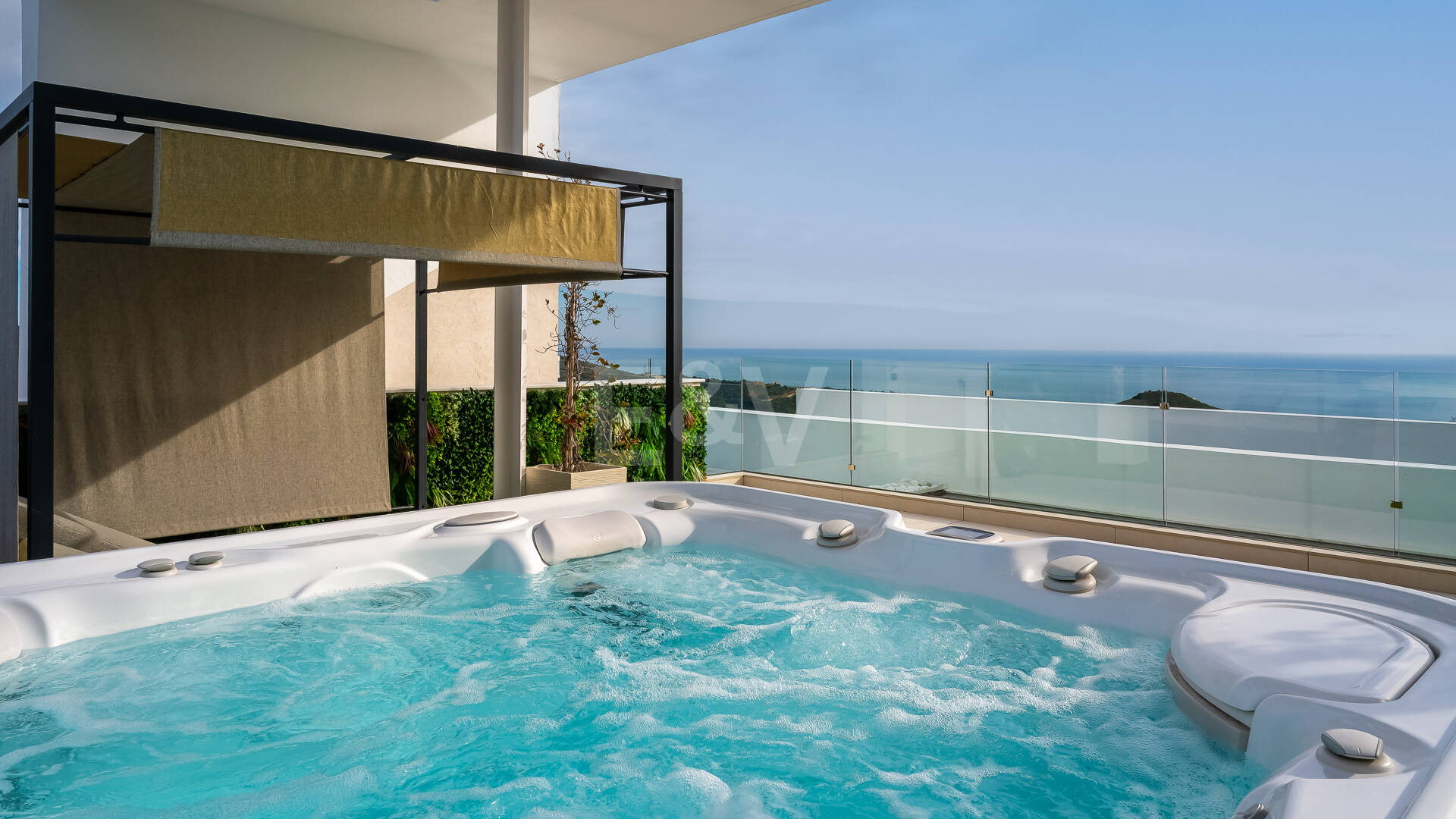 Exclusive South- Facing Penthouse w Palo Alto Marbella z widokiem na morze panoramiczne